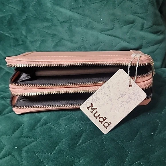 Mudd Mudd...purse👛 very elegant hands with double cream color zipper... - Picture 6 of 12
